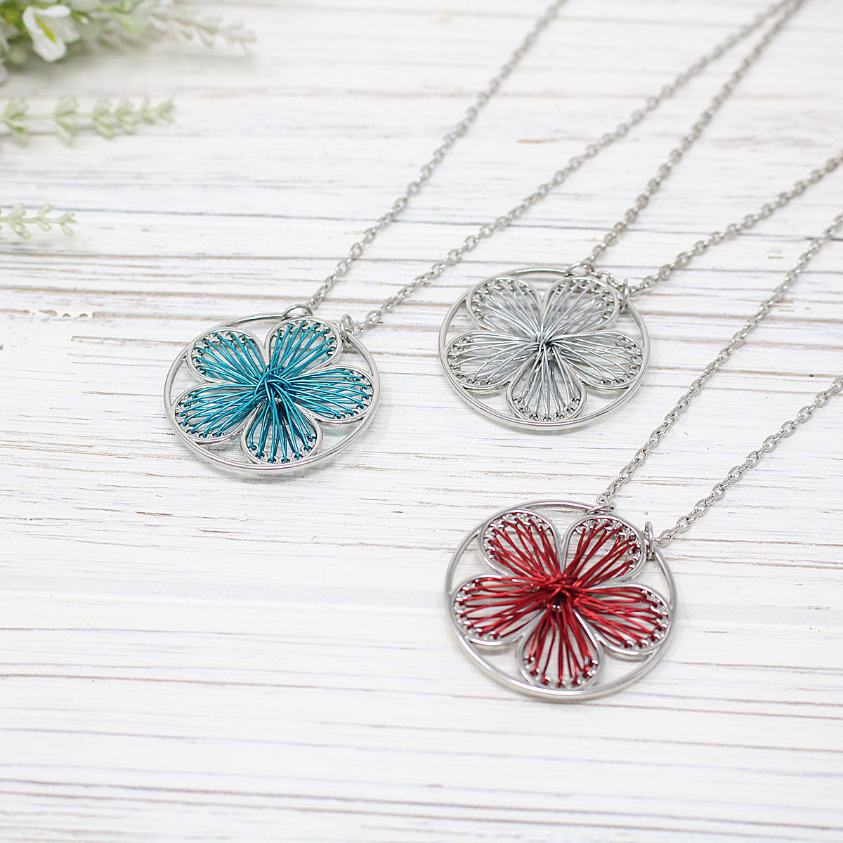 Circle Wire Daisy Necklace