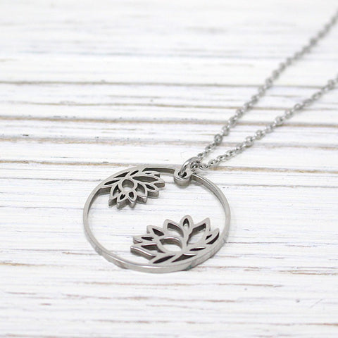 files/StainlessWaterLilliesCirclePendantNecklace_dd08081b-e649-4225-ac8e-ea47de833ac8.jpg